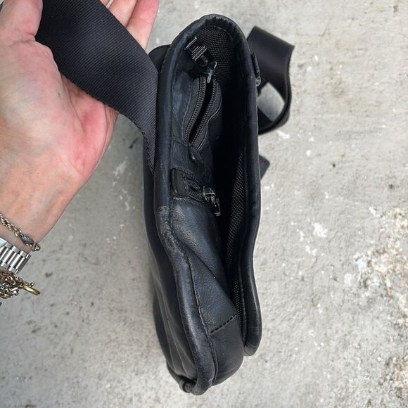 Tumi Alpha crossbody Bag - Picture 5 of 10